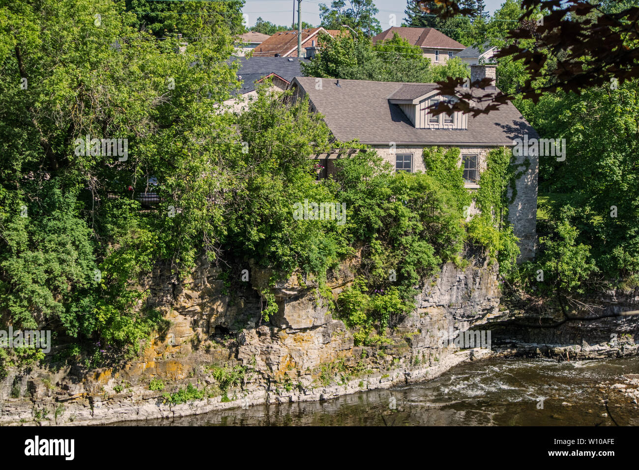 Die Häuser auf der anderen Seite der Grand River Fergus. Stockfoto