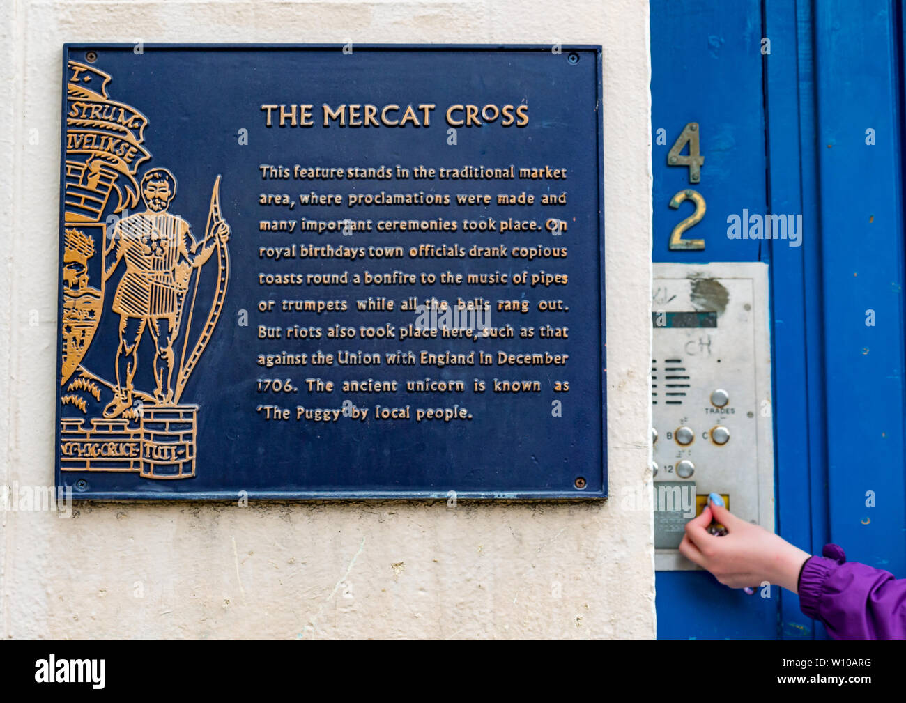 Touristische Informationen Zeichen über den alten Markt Mercat oder Kreuz auf Wohnhaus Eingang, Broad Street, Stirling, Schottland, UK Stockfoto