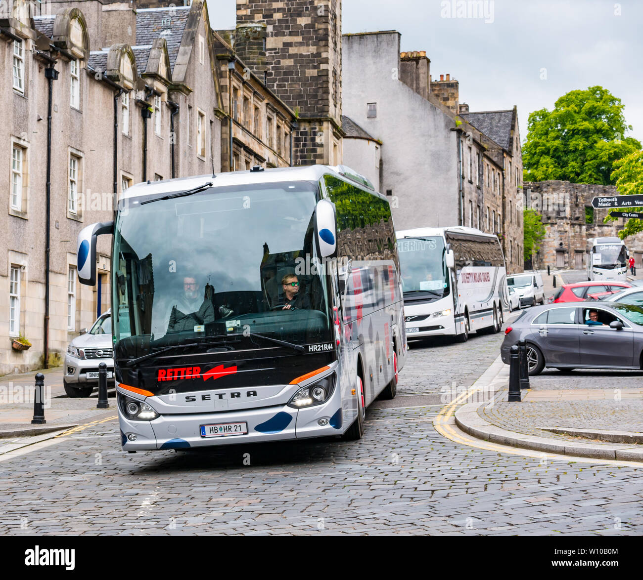 Deutscher Tourist Bus Fahren auf schmalen alten gepflasterten Straße, Breite Straße, Stirling, Schottland, UK Stockfoto
