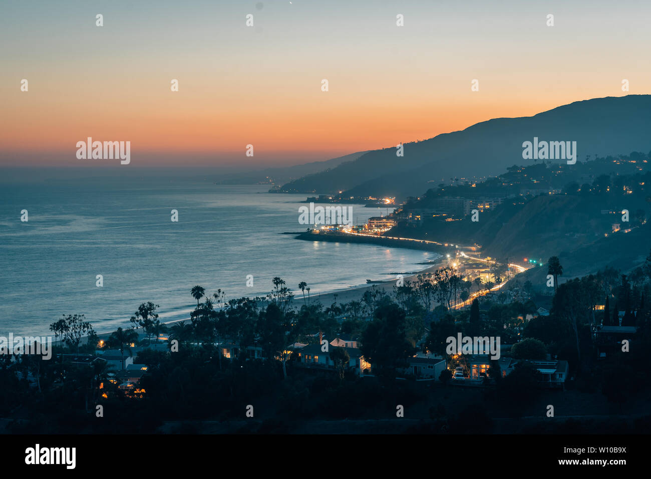 Aussicht auf den Sonnenuntergang an der Pazifikküste, in Pacific Palisades, Los Angeles, Kalifornien Stockfoto