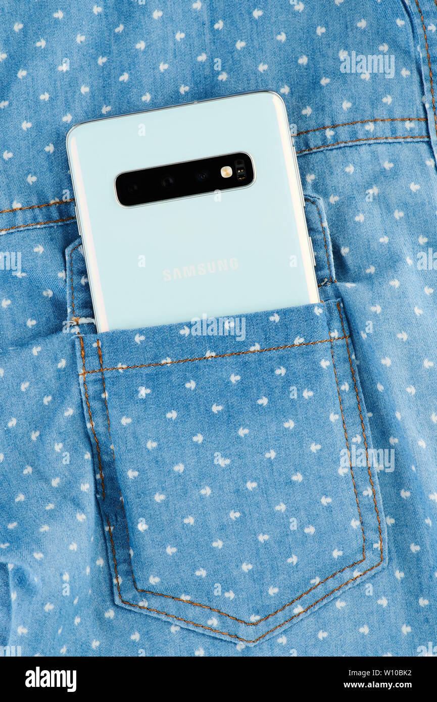 New York, USA - 28. Juni 2019: Samsung Galaxy S10 in der Hemdtasche Rückansicht mit Dreifach-Kamera Stockfoto