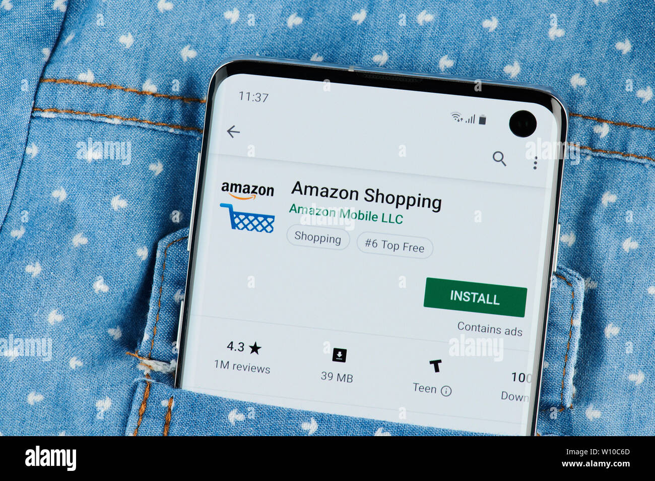 New York, USA - 28. Juni 2019: Amazon shopping Anwendung auf dem Bildschirm des Smartphones Nahaufnahme in der Hemdtasche. Stockfoto