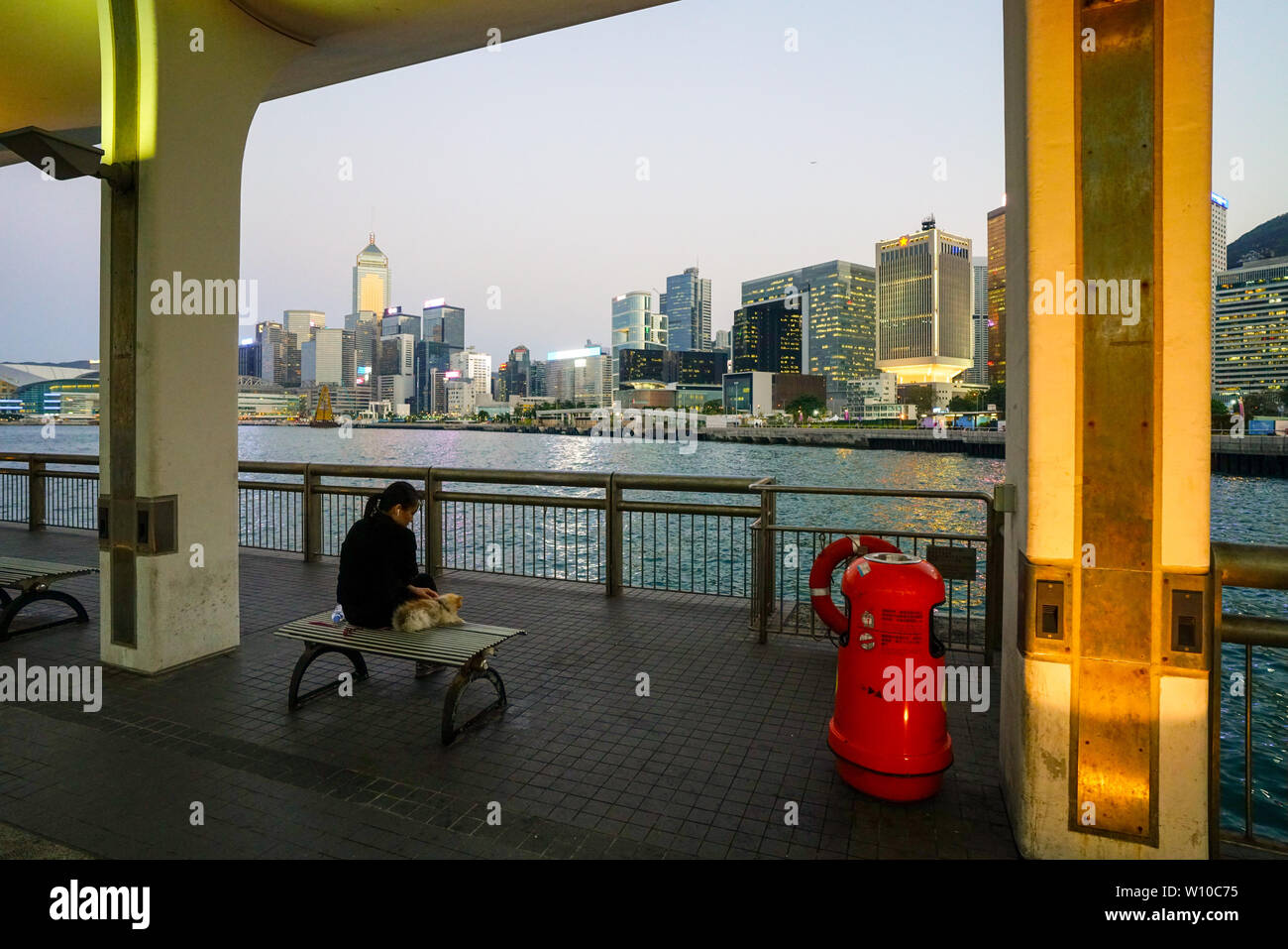 Central, Hong Kong - 12. März 2018: Szene am Central Pier, Central Hongkong während des Sonnenuntergangs. Der Pier bietet Fährverbindungen von Hong Kong Island zu Stockfoto