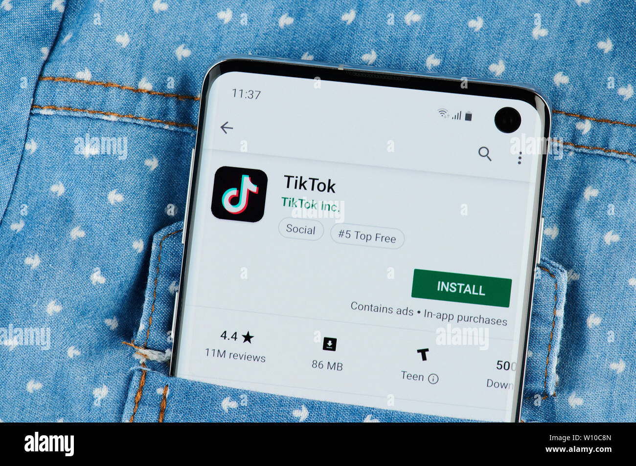 New York, USA - Juni 28, 2019: Installieren Sie die Anwendung auf dem Bildschirm des Smartphones TikTok Nahaufnahme in der Hemdtasche. Stockfoto