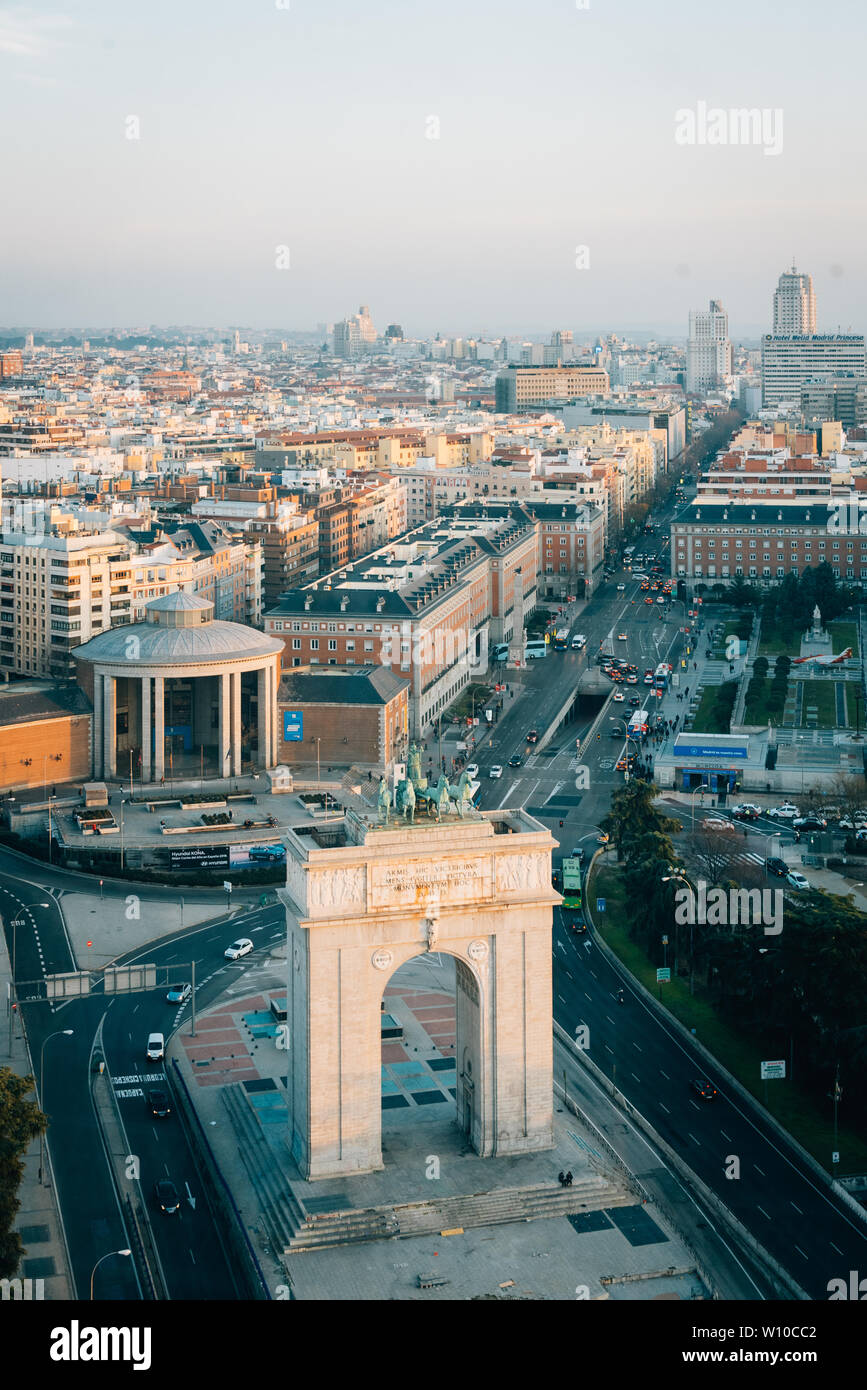 Blick auf den Arco de la Victoria aus dem Faro de Moncloa in Madrid, Spanien Stockfoto