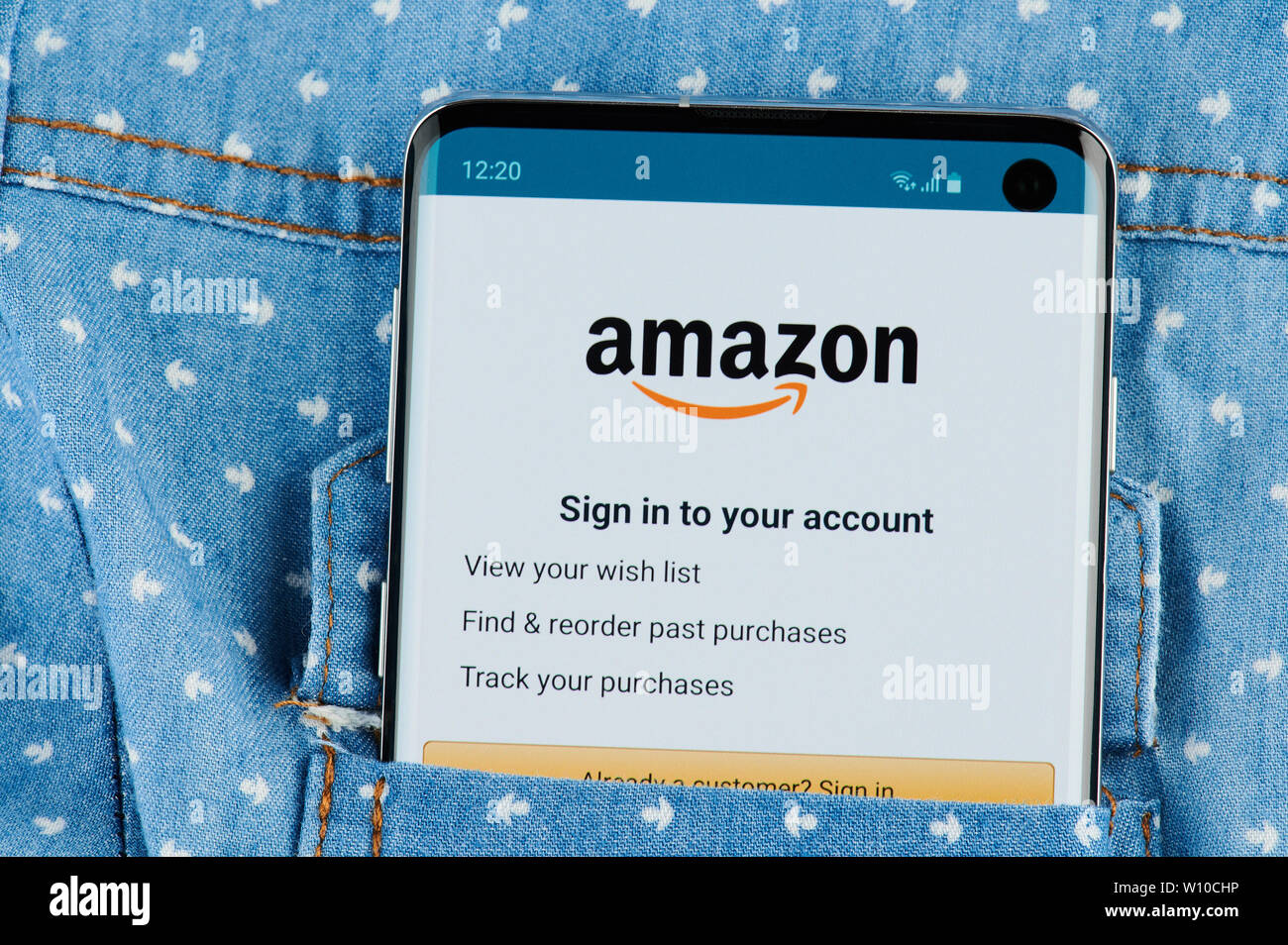 New York, USA - 28. Juni 2019: Amazon Anwendung auf dem Bildschirm des Smartphones Nahaufnahme in der Hemdtasche. Stockfoto