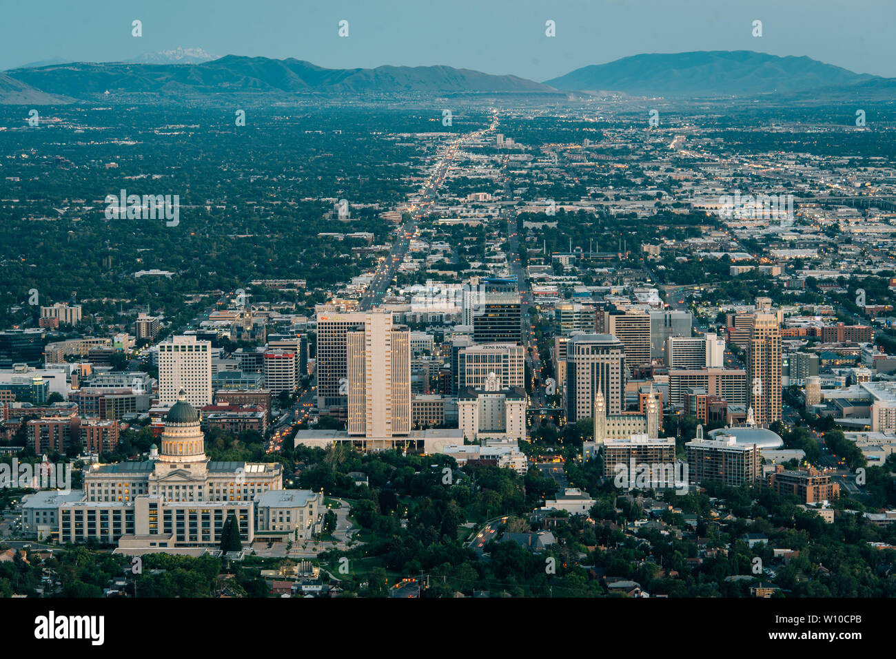 Blick auf die Downtown Skyline bei Nacht, von Ensign Peak, in Salt Lake City, Utah Stockfoto