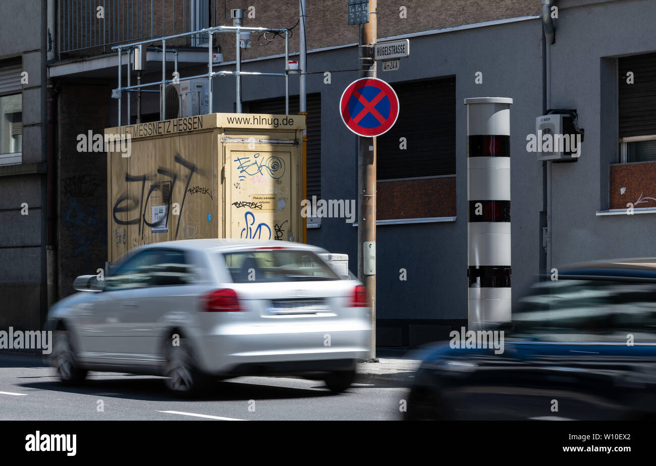 Darmstadt, Deutschland. 28 Juni, 2019. Autos passieren einer Geschwindigkeit Spalte Kamera und ein Messplatz im Die hügelstraße. Für vier Wochen jetzt, zwei Hauptverkehrsadern in Darmstadt haben zu vielen Dieselmotoren und alten Benzinmotoren durch übermäßigen Stickoxid Verschmutzung geschlossen worden. Mehrere hundert Fahrer waren wegen zu hoher Geschwindigkeit in einer der beiden Straßen in der Stadt, die eigentlich nicht mehr erlaubt, hier zu fahren. (Zu dpa' Hunderte Treiber ignorieren Fahrverbote in Darmstadt'). Credit: Silas Stein/dpa/Alamy leben Nachrichten Stockfoto