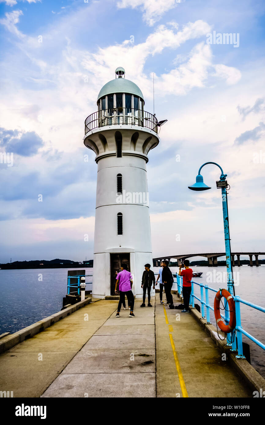 Singapur - Mar 16, 2019: Raffles Marina Leuchtturm, 1994 erbaut und mit Blick auf den Tuas zweiten Link-Singapur zweite Causeway nach Malaysia. Stockfoto