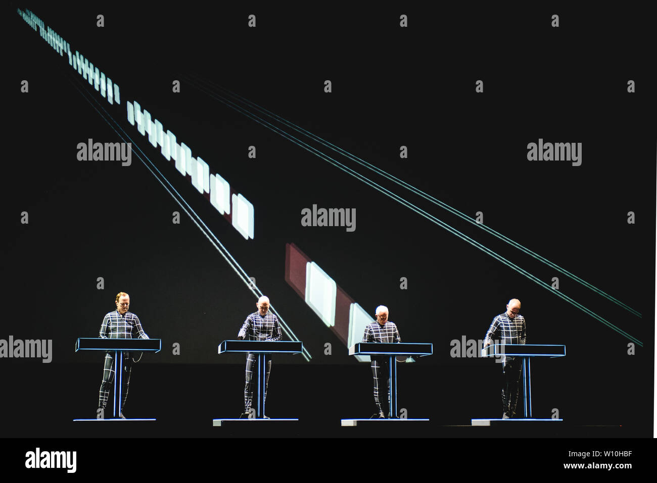 Rom, Italien. 27 Juni, 2019. Kraftwerk live in Ostia Antica Rom. Nach dem weltweiten Erfolg des letzten 3-D Konzertreisen, das Kraftwerk Deutsche kündigen neue Termine für 2019: Die Pioniere der elektronischen Musik wird bei Rock in Rom, in der wunderschönen Umgebung des römischen Theaters von Ostia Antica, für zwei nicht zu verpassende live am 27. und 28. Juni. Credit: Fabrizio Di Bitonto/Pacific Press/Alamy leben Nachrichten Stockfoto