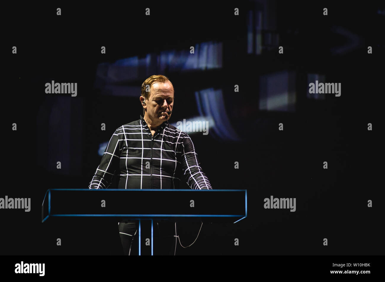 Rom, Italien. 27 Juni, 2019. Kraftwerk live in Ostia Antica Rom. Nach dem weltweiten Erfolg des letzten 3-D Konzertreisen, das Kraftwerk Deutsche kündigen neue Termine für 2019: Die Pioniere der elektronischen Musik wird bei Rock in Rom, in der wunderschönen Umgebung des römischen Theaters von Ostia Antica, für zwei nicht zu verpassende live am 27. und 28. Juni. Credit: Fabrizio Di Bitonto/Pacific Press/Alamy leben Nachrichten Stockfoto