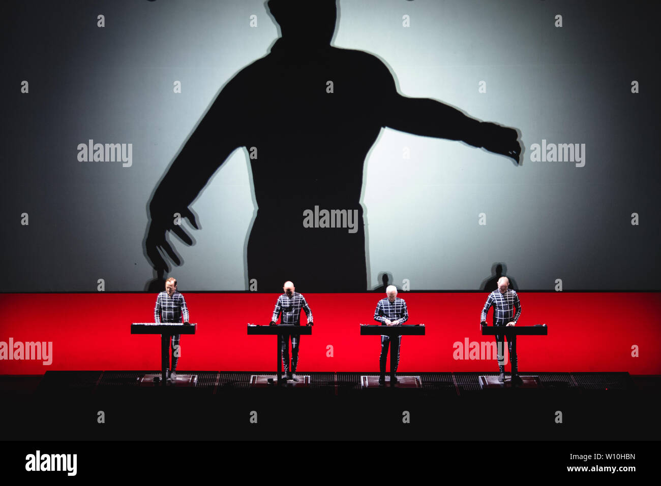 Rom, Italien. 27 Juni, 2019. Kraftwerk live in Ostia Antica Rom. Nach dem weltweiten Erfolg des letzten 3-D Konzertreisen, das Kraftwerk Deutsche kündigen neue Termine für 2019: Die Pioniere der elektronischen Musik wird bei Rock in Rom, in der wunderschönen Umgebung des römischen Theaters von Ostia Antica, für zwei nicht zu verpassende live am 27. und 28. Juni. Credit: Fabrizio Di Bitonto/Pacific Press/Alamy leben Nachrichten Stockfoto