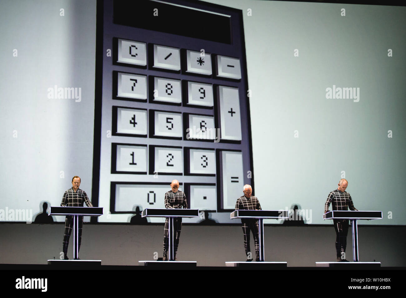 Rom, Italien. 27 Juni, 2019. Kraftwerk live in Ostia Antica Rom. Nach dem weltweiten Erfolg des letzten 3-D Konzertreisen, das Kraftwerk Deutsche kündigen neue Termine für 2019: Die Pioniere der elektronischen Musik wird bei Rock in Rom, in der wunderschönen Umgebung des römischen Theaters von Ostia Antica, für zwei nicht zu verpassende live am 27. und 28. Juni. Credit: Fabrizio Di Bitonto/Pacific Press/Alamy leben Nachrichten Stockfoto