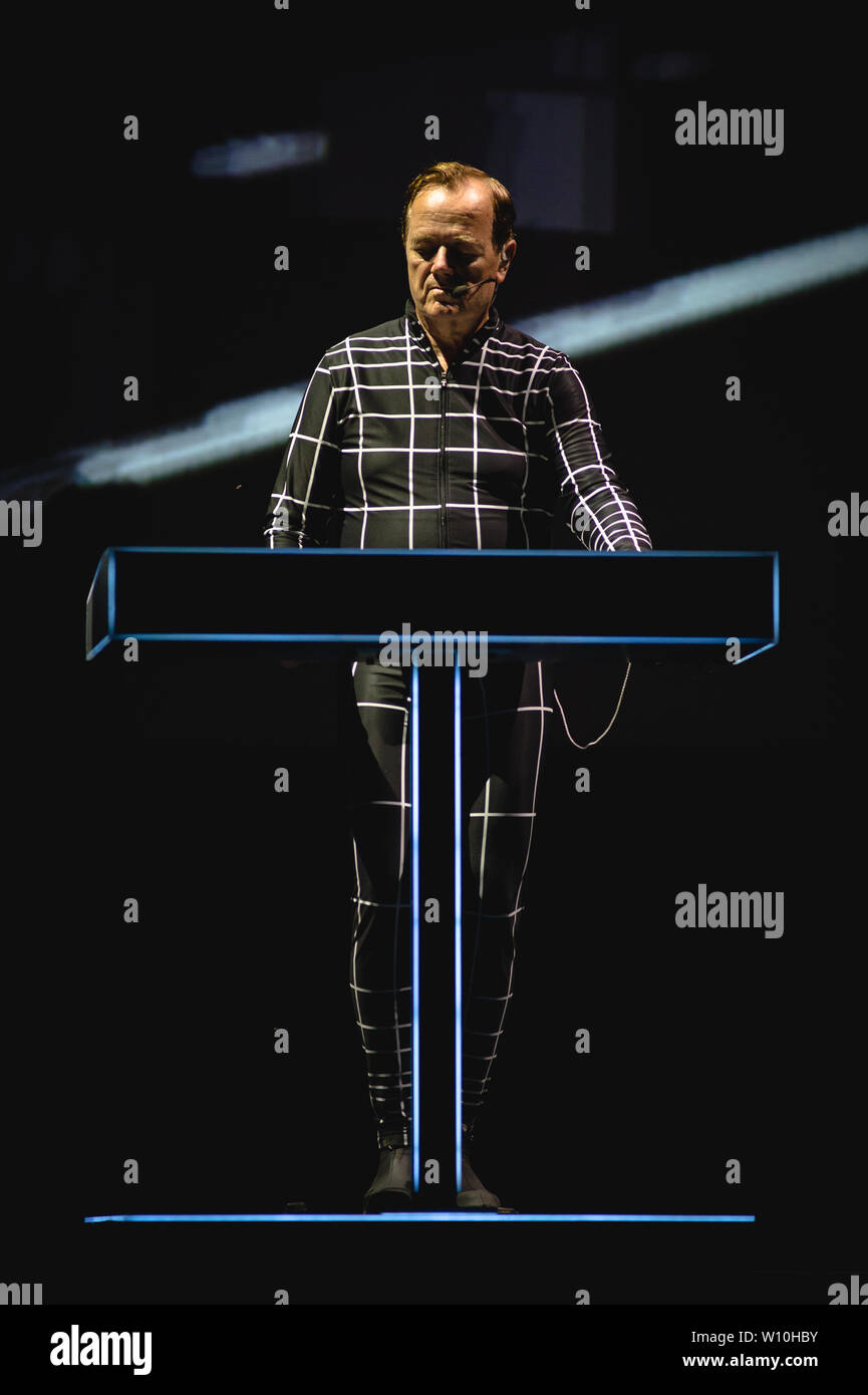 Rom, Italien. 27 Juni, 2019. Kraftwerk live in Ostia Antica Rom. Nach dem weltweiten Erfolg des letzten 3-D Konzertreisen, das Kraftwerk Deutsche kündigen neue Termine für 2019: Die Pioniere der elektronischen Musik wird bei Rock in Rom, in der wunderschönen Umgebung des römischen Theaters von Ostia Antica, für zwei nicht zu verpassende live am 27. und 28. Juni. Credit: Fabrizio Di Bitonto/Pacific Press/Alamy leben Nachrichten Stockfoto