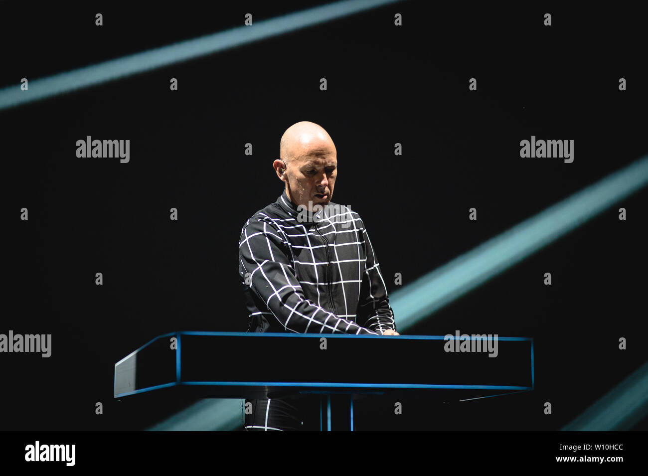 Rom, Italien. 27 Juni, 2019. Kraftwerk live in Ostia Antica Rom. Nach dem weltweiten Erfolg des letzten 3-D Konzertreisen, das Kraftwerk Deutsche kündigen neue Termine für 2019: Die Pioniere der elektronischen Musik wird bei Rock in Rom, in der wunderschönen Umgebung des römischen Theaters von Ostia Antica, für zwei nicht zu verpassende live am 27. und 28. Juni. Credit: Fabrizio Di Bitonto/Pacific Press/Alamy leben Nachrichten Stockfoto