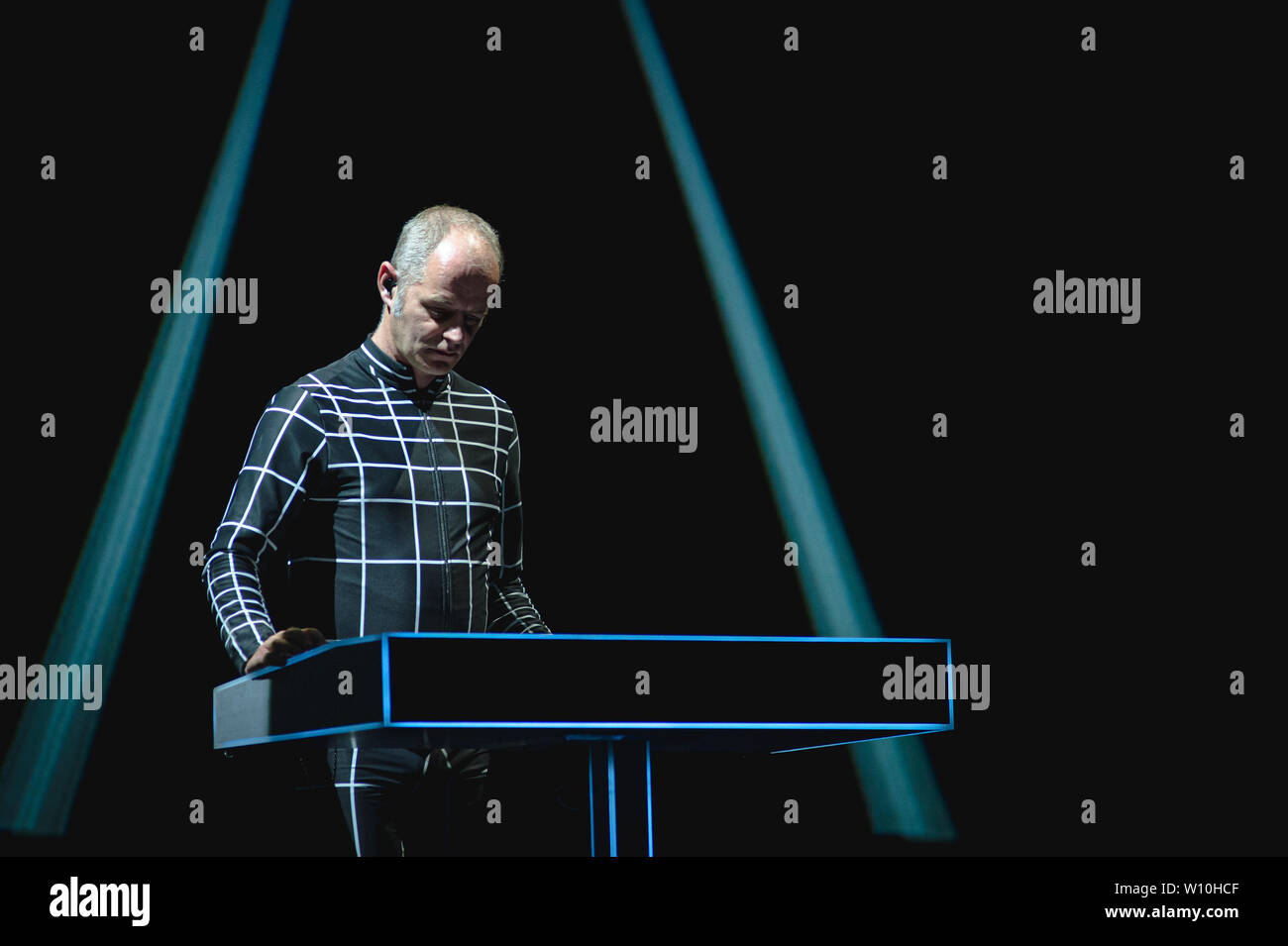 Rom, Italien. 27 Juni, 2019. Kraftwerk live in Ostia Antica Rom. Nach dem weltweiten Erfolg des letzten 3-D Konzertreisen, das Kraftwerk Deutsche kündigen neue Termine für 2019: Die Pioniere der elektronischen Musik wird bei Rock in Rom, in der wunderschönen Umgebung des römischen Theaters von Ostia Antica, für zwei nicht zu verpassende live am 27. und 28. Juni. Credit: Fabrizio Di Bitonto/Pacific Press/Alamy leben Nachrichten Stockfoto