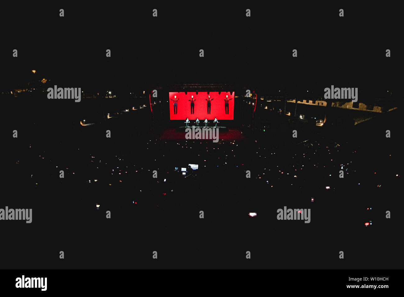 Rom, Italien. 27 Juni, 2019. Kraftwerk live in Ostia Antica Rom. Nach dem weltweiten Erfolg des letzten 3-D Konzertreisen, das Kraftwerk Deutsche kündigen neue Termine für 2019: Die Pioniere der elektronischen Musik wird bei Rock in Rom, in der wunderschönen Umgebung des römischen Theaters von Ostia Antica, für zwei nicht zu verpassende live am 27. und 28. Juni. Credit: Fabrizio Di Bitonto/Pacific Press/Alamy leben Nachrichten Stockfoto