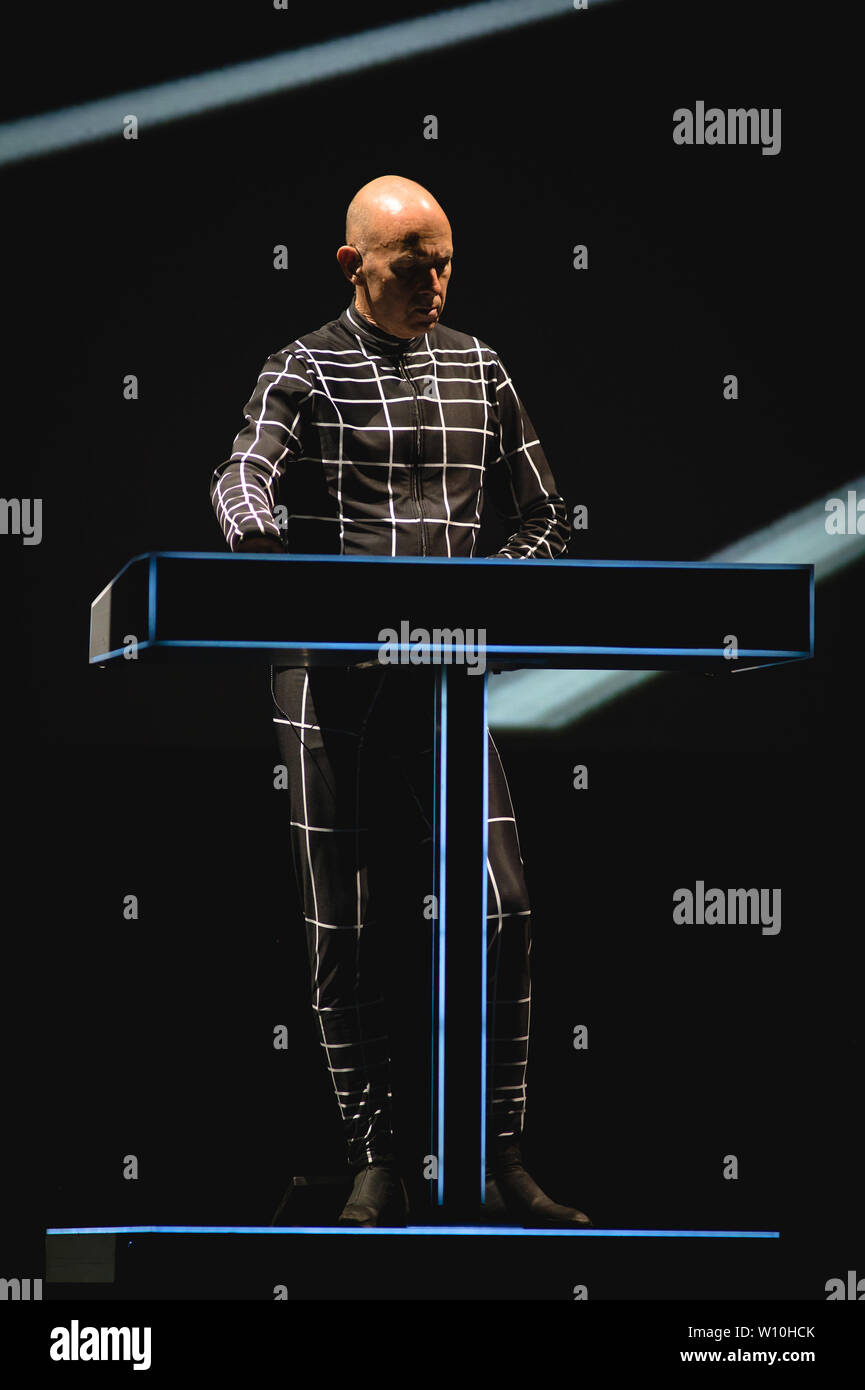 Rom, Italien. 27 Juni, 2019. Kraftwerk live in Ostia Antica Rom. Nach dem weltweiten Erfolg des letzten 3-D Konzertreisen, das Kraftwerk Deutsche kündigen neue Termine für 2019: Die Pioniere der elektronischen Musik wird bei Rock in Rom, in der wunderschönen Umgebung des römischen Theaters von Ostia Antica, für zwei nicht zu verpassende live am 27. und 28. Juni. Credit: Fabrizio Di Bitonto/Pacific Press/Alamy leben Nachrichten Stockfoto