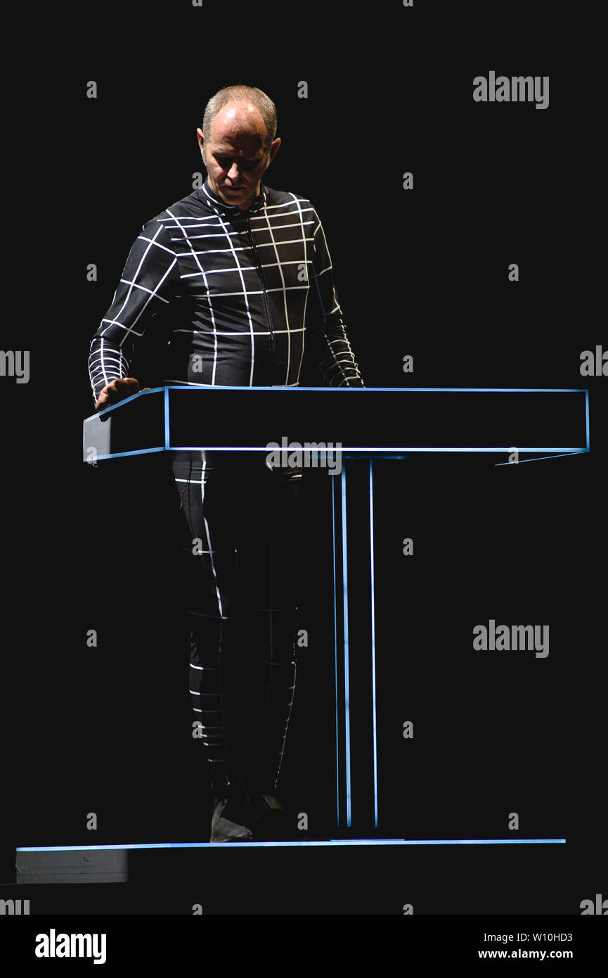 Rom, Italien. 27 Juni, 2019. Kraftwerk live in Ostia Antica Rom. Nach dem weltweiten Erfolg des letzten 3-D Konzertreisen, das Kraftwerk Deutsche kündigen neue Termine für 2019: Die Pioniere der elektronischen Musik wird bei Rock in Rom, in der wunderschönen Umgebung des römischen Theaters von Ostia Antica, für zwei nicht zu verpassende live am 27. und 28. Juni. Credit: Fabrizio Di Bitonto/Pacific Press/Alamy leben Nachrichten Stockfoto
