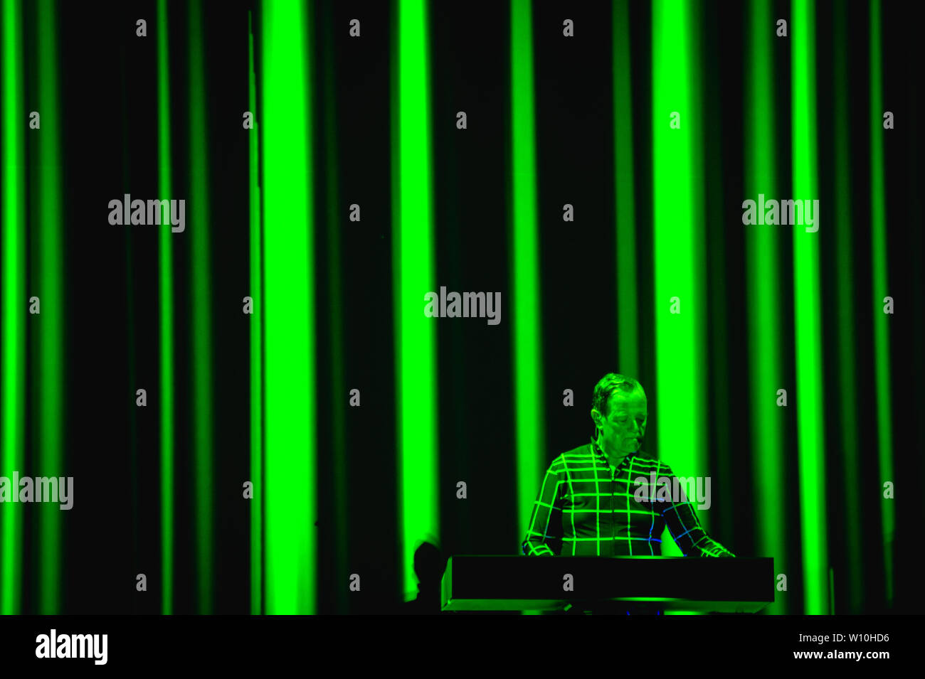 Rom, Italien. 27 Juni, 2019. Kraftwerk live in Ostia Antica Rom. Nach dem weltweiten Erfolg des letzten 3-D Konzertreisen, das Kraftwerk Deutsche kündigen neue Termine für 2019: Die Pioniere der elektronischen Musik wird bei Rock in Rom, in der wunderschönen Umgebung des römischen Theaters von Ostia Antica, für zwei nicht zu verpassende live am 27. und 28. Juni. Credit: Fabrizio Di Bitonto/Pacific Press/Alamy leben Nachrichten Stockfoto