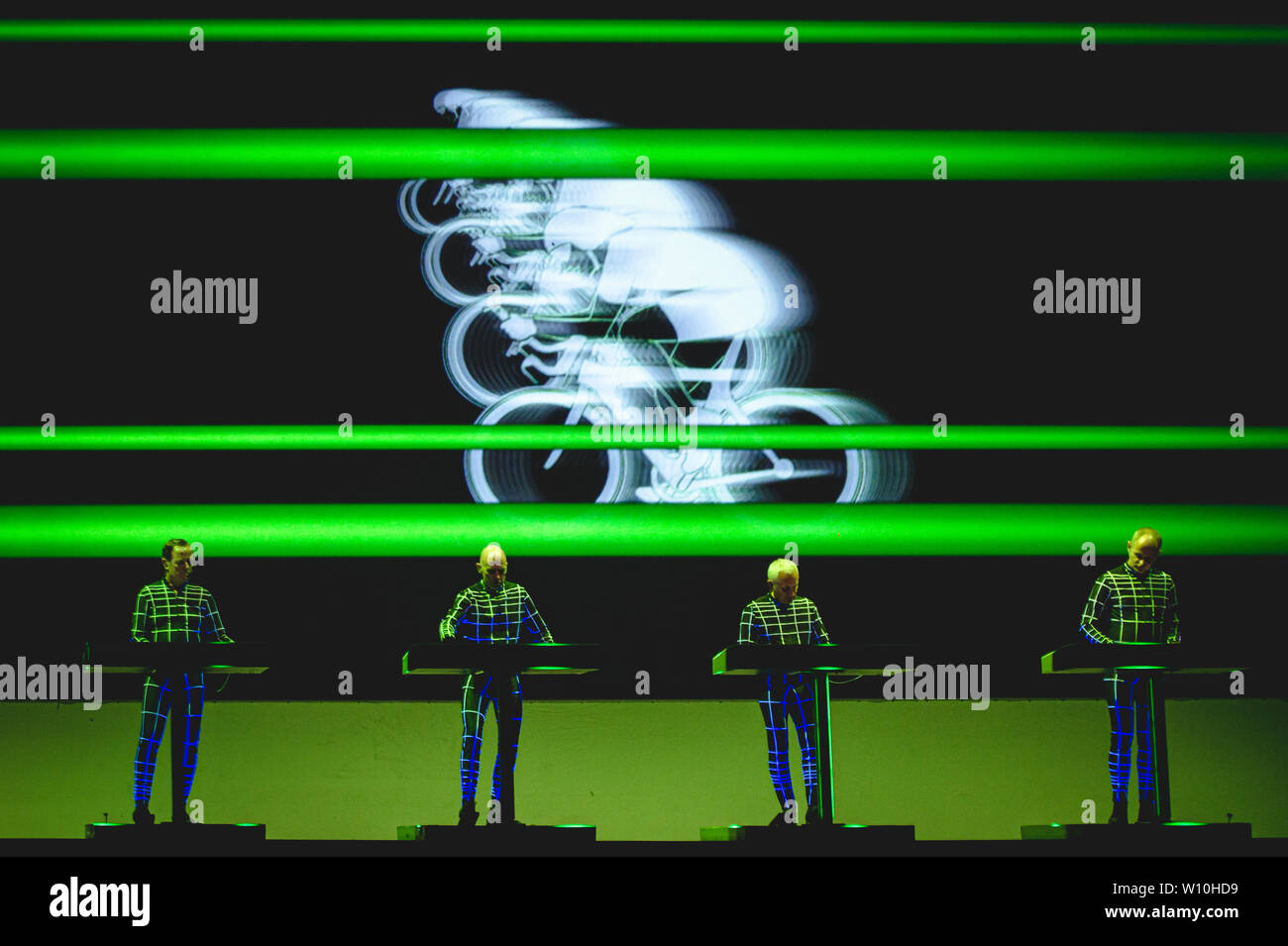 Rom, Italien. 27 Juni, 2019. Kraftwerk live in Ostia Antica Rom. Nach dem weltweiten Erfolg des letzten 3-D Konzertreisen, das Kraftwerk Deutsche kündigen neue Termine für 2019: Die Pioniere der elektronischen Musik wird bei Rock in Rom, in der wunderschönen Umgebung des römischen Theaters von Ostia Antica, für zwei nicht zu verpassende live am 27. und 28. Juni. Credit: Fabrizio Di Bitonto/Pacific Press/Alamy leben Nachrichten Stockfoto