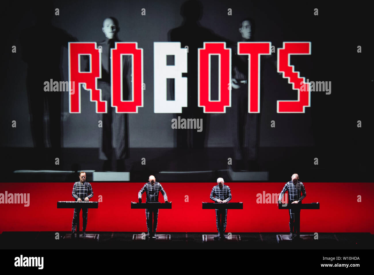 Rom, Italien. 27 Juni, 2019. Kraftwerk live in Ostia Antica Rom. Nach dem weltweiten Erfolg des letzten 3-D Konzertreisen, das Kraftwerk Deutsche kündigen neue Termine für 2019: Die Pioniere der elektronischen Musik wird bei Rock in Rom, in der wunderschönen Umgebung des römischen Theaters von Ostia Antica, für zwei nicht zu verpassende live am 27. und 28. Juni. Credit: Fabrizio Di Bitonto/Pacific Press/Alamy leben Nachrichten Stockfoto