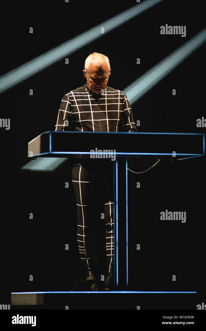 Rom, Italien. 27 Juni, 2019. Kraftwerk live in Ostia Antica Rom. Nach dem weltweiten Erfolg des letzten 3-D Konzertreisen, das Kraftwerk Deutsche kündigen neue Termine für 2019: Die Pioniere der elektronischen Musik wird bei Rock in Rom, in der wunderschönen Umgebung des römischen Theaters von Ostia Antica, für zwei nicht zu verpassende live am 27. und 28. Juni. Credit: Fabrizio Di Bitonto/Pacific Press/Alamy leben Nachrichten Stockfoto