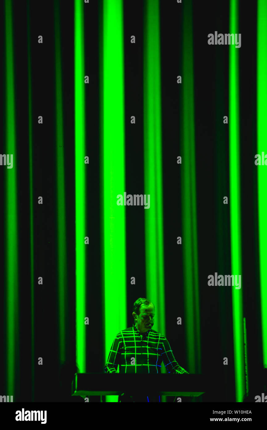 Rom, Italien. 27 Juni, 2019. Kraftwerk live in Ostia Antica Rom. Nach dem weltweiten Erfolg des letzten 3-D Konzertreisen, das Kraftwerk Deutsche kündigen neue Termine für 2019: Die Pioniere der elektronischen Musik wird bei Rock in Rom, in der wunderschönen Umgebung des römischen Theaters von Ostia Antica, für zwei nicht zu verpassende live am 27. und 28. Juni. Credit: Fabrizio Di Bitonto/Pacific Press/Alamy leben Nachrichten Stockfoto