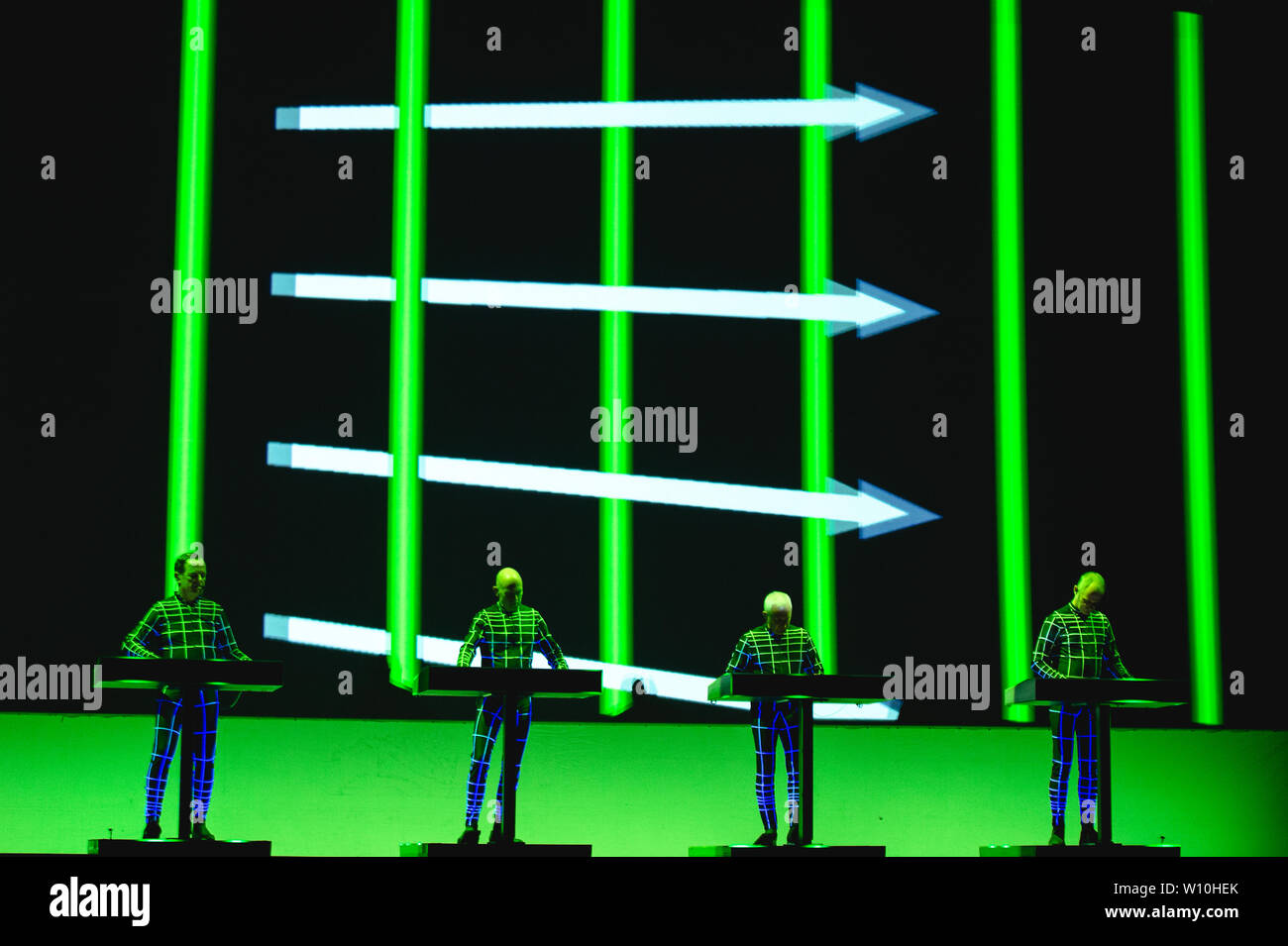 Rom, Italien. 27 Juni, 2019. Kraftwerk live in Ostia Antica Rom. Nach dem weltweiten Erfolg des letzten 3-D Konzertreisen, das Kraftwerk Deutsche kündigen neue Termine für 2019: Die Pioniere der elektronischen Musik wird bei Rock in Rom, in der wunderschönen Umgebung des römischen Theaters von Ostia Antica, für zwei nicht zu verpassende live am 27. und 28. Juni. Credit: Fabrizio Di Bitonto/Pacific Press/Alamy leben Nachrichten Stockfoto