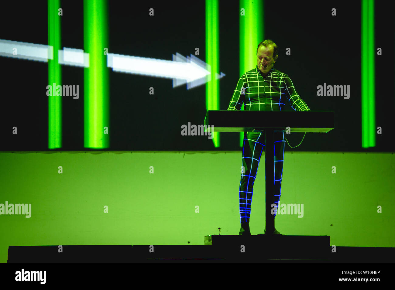 Rom, Italien. 27 Juni, 2019. Kraftwerk live in Ostia Antica Rom. Nach dem weltweiten Erfolg des letzten 3-D Konzertreisen, das Kraftwerk Deutsche kündigen neue Termine für 2019: Die Pioniere der elektronischen Musik wird bei Rock in Rom, in der wunderschönen Umgebung des römischen Theaters von Ostia Antica, für zwei nicht zu verpassende live am 27. und 28. Juni. Credit: Fabrizio Di Bitonto/Pacific Press/Alamy leben Nachrichten Stockfoto