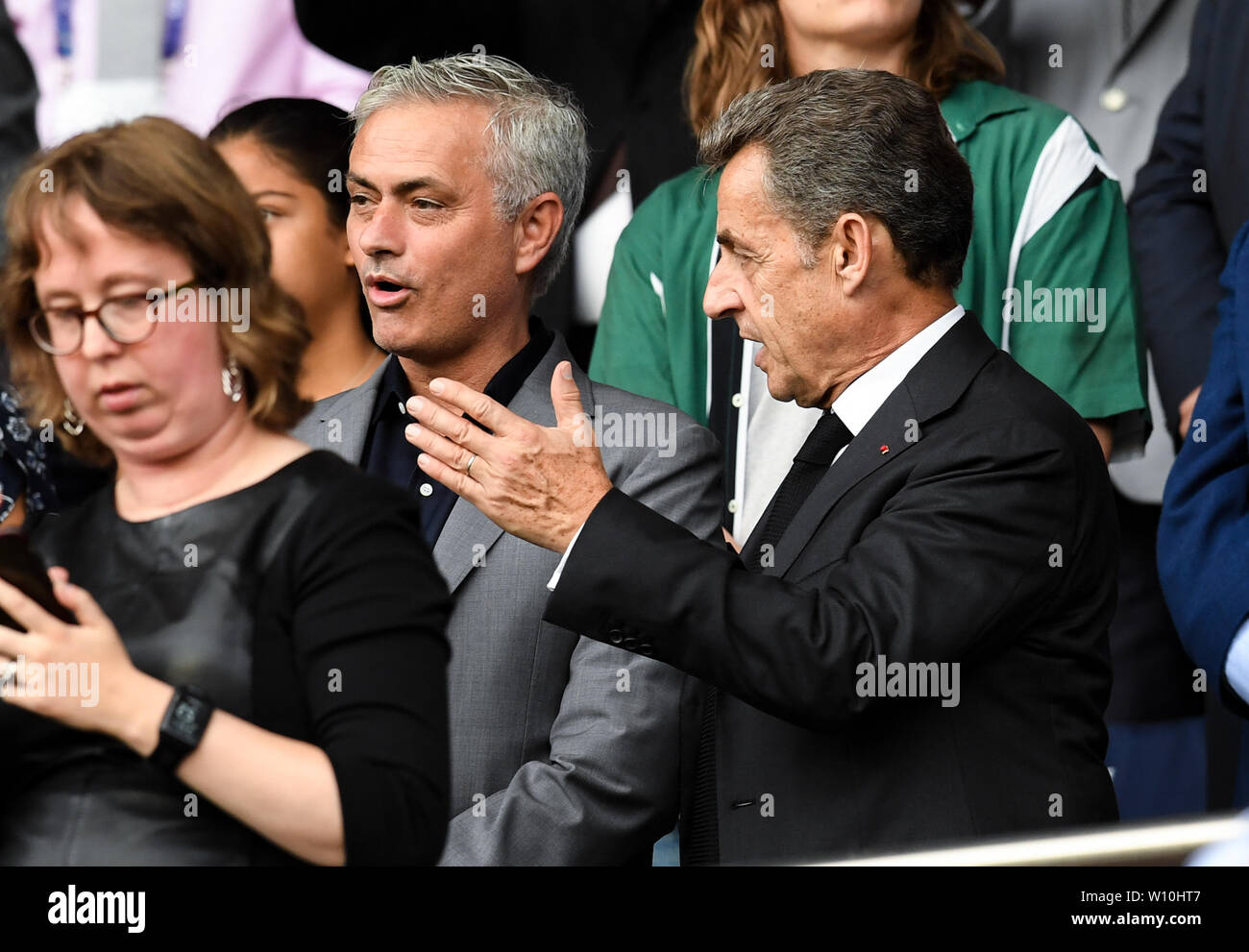 Paris, Frankreich. 28 Juni, 2019. Der ehemalige französische Präsident Nicolas Sarkozy (R) und portugiesischen Fußball Manager Jose Mourinho beobachten Die viertelfinalegleichen zwischen Frankreich und den Vereinigten Staaten im Jahr 2019 die FIFA Frauen-WM im Parc des Princes in Paris, Frankreich, 28. Juni 2019. Die Vereinigten Staaten gewann 2-1. Credit: Mao Siqian/Xinhua/Alamy leben Nachrichten Stockfoto