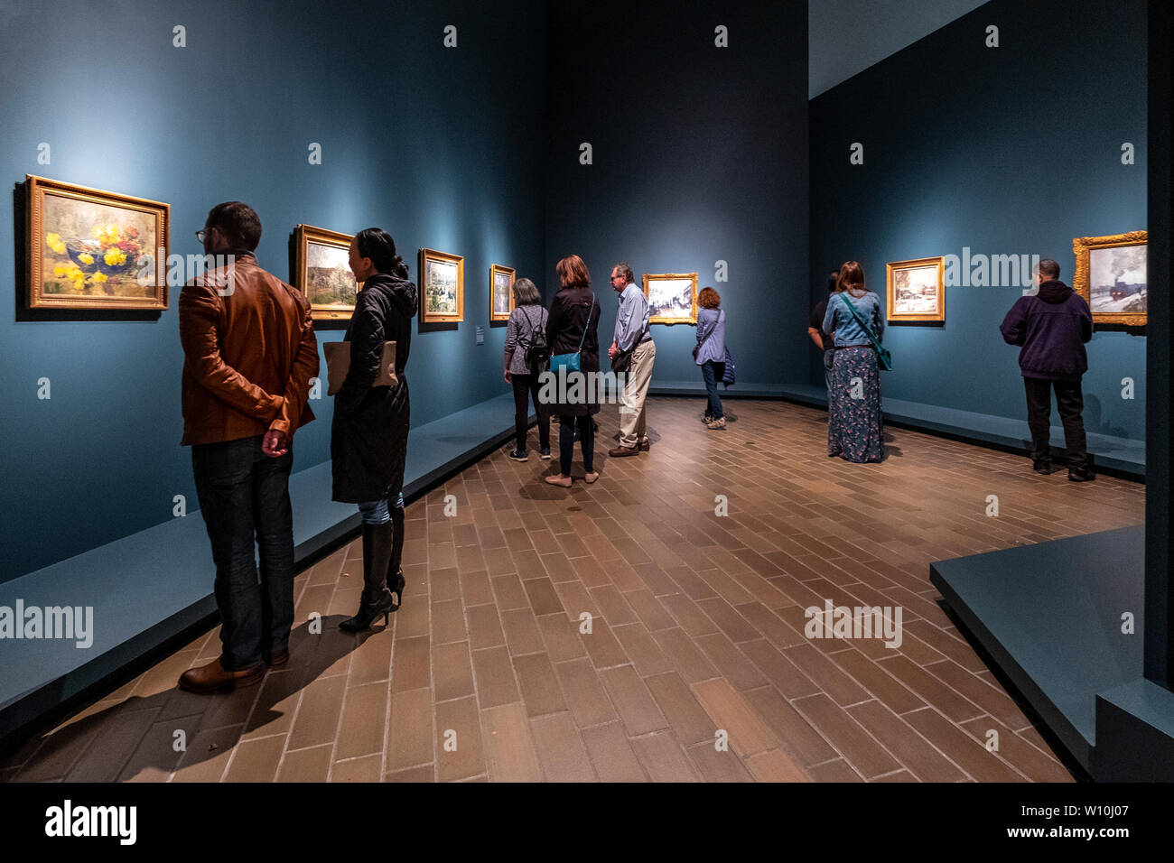 Besucher der Claude Monet Ausstellung in der National Gallery von Australien, Canberra, ACT, Australia. Es ist auf Anzeige von 7. Juni bis 1. Sep. Stockfoto
