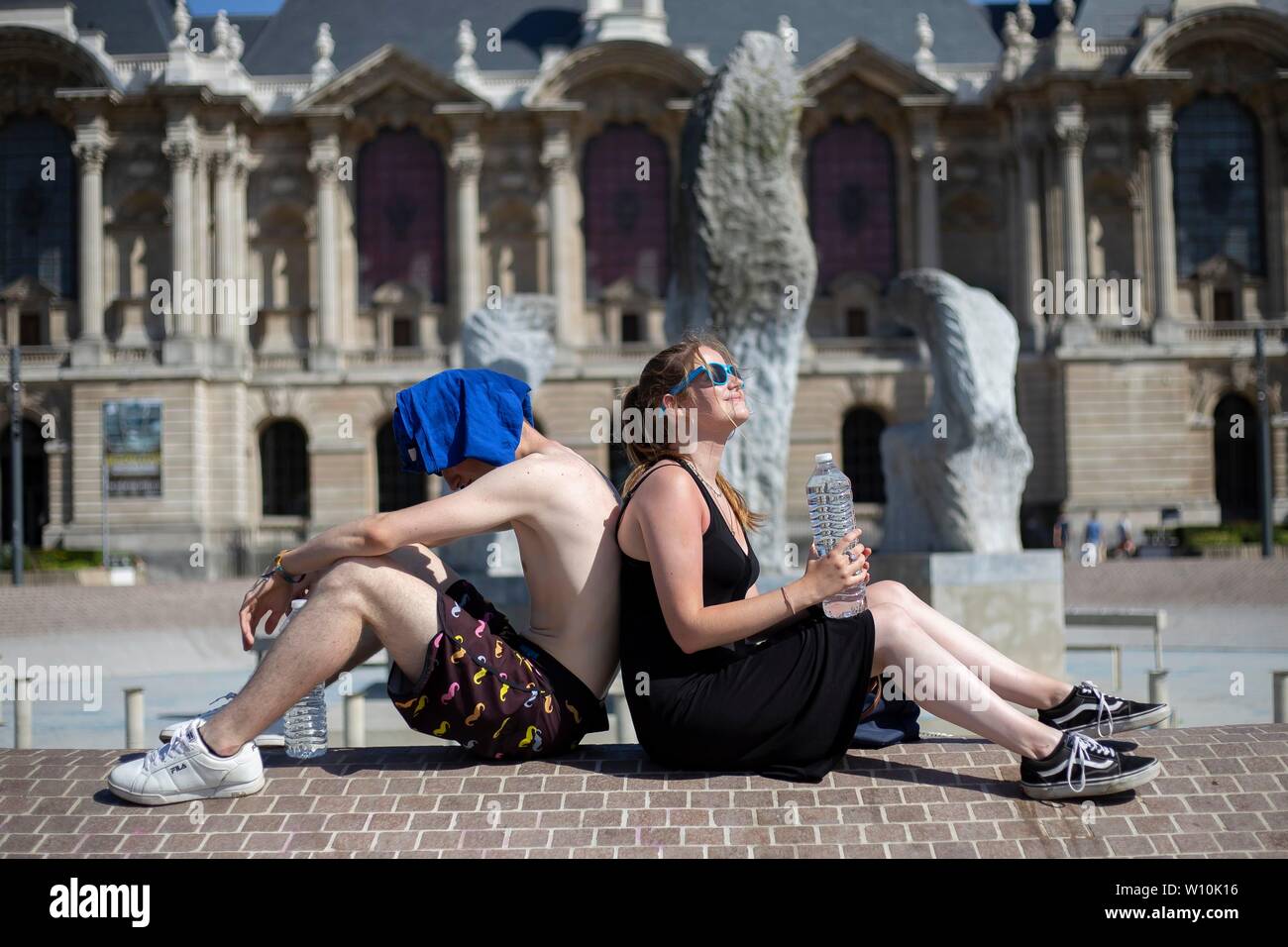 Lille, Frankreich. 28 Juni, 2019. Menschen Ruhe neben einem Teich in Lille, Frankreich, 28. Juni 2019. Temperaturen in Frankreich 45 Grad Celsius am Freitag zum ersten Mal seit dem Beginn der Temperaturmessungen, nach Meteo France. Wie die Hitzewelle einen außergewöhnlichen Spitzenwert von Wärme am Freitag erreicht, warnte Meteo France, viele absolute Temperatur Rekorde gebrochen werden könnte. Credit: S¨¦bastien Courdji/Xinhua/Alamy leben Nachrichten Stockfoto