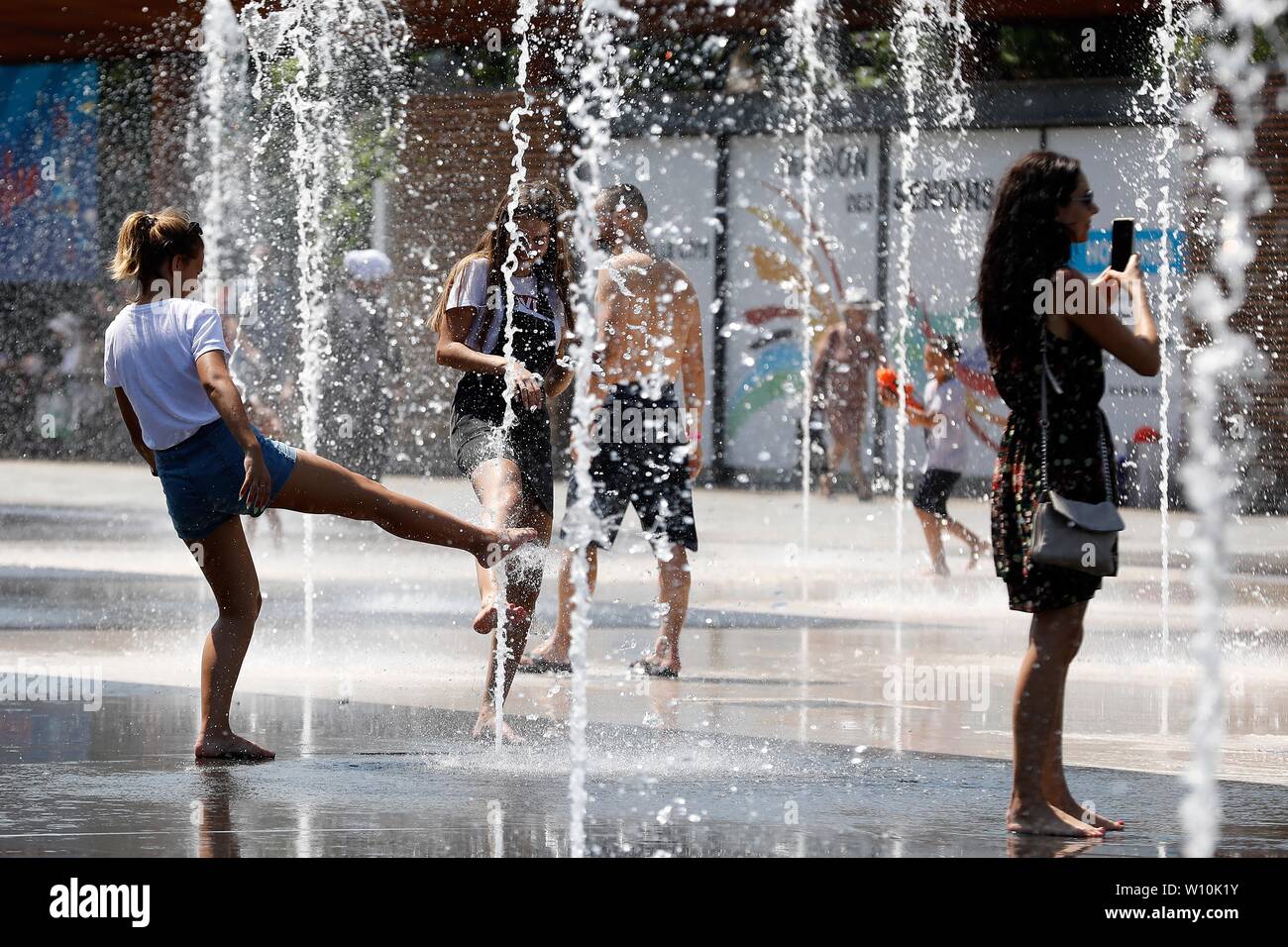 Nizza, Frankreich. 28 Juni, 2019. Menschen spielen mit Wasser an der "Promenade du Paillon' in Nizza, Frankreich, am 28. Juni 2019. Temperaturen in Frankreich 45 Grad Celsius am Freitag zum ersten Mal seit dem Beginn der Temperaturmessungen, nach Meteo France. Wie die Hitzewelle einen außergewöhnlichen Spitzenwert von Wärme am Freitag erreicht, warnte Meteo France, viele absolute Temperatur Rekorde gebrochen werden könnte. Credit: Remy Huan/Xinhua/Alamy leben Nachrichten Stockfoto