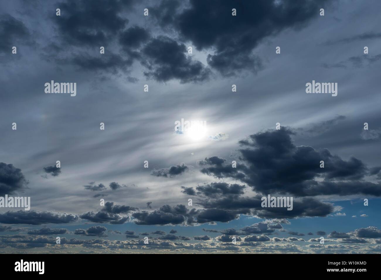 Wolkenformationen mit Sonne hinter eine Wolke Abdeckung, Bayern, Deutschland Stockfoto