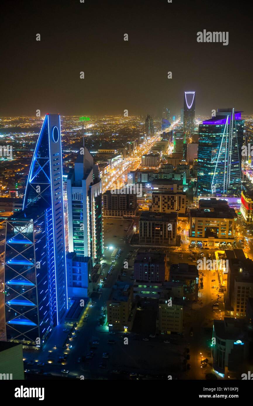 Blick über die Stadt, die von der Al Faisaliyah Center Wolkenkratzer, Riad, Saudi-Arabien Stockfoto