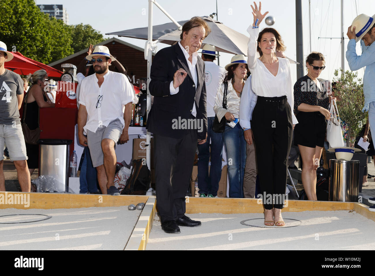 Paris, Frankreich. 27 Juni, 2019. Daniel Lauclair und Christine Lemler nehmen an der 7. "Trophée de La Pétanque Gastronomique" in Paris yatch Marina. Stockfoto