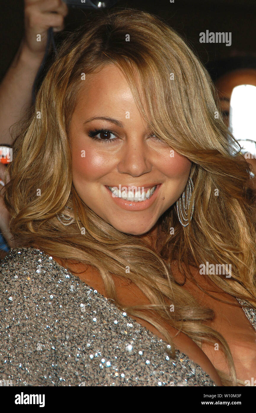 Mariah Carey zeichen Kopien des neuen Start von "Die Emanzipation von Mimi: Ultra Platinum Edition' gehalten an der Virgin Megastore in Hollywood, CA. Die Veranstaltung fand am Dienstag, den 15. November 2005. Foto von: SBM/PictureLux - Alle Rechte vorbehalten - Datei Referenz Nr. 33790-5525 SBMPLX Stockfoto