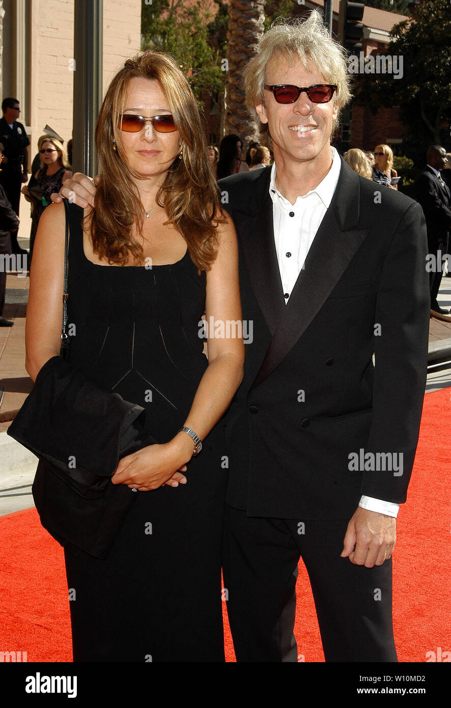 Stewart Copeland & Frau in der Primetime 2004 Creative Arts Emmy Awards - Ankunft im Shrine Auditorium in Los Angeles, CA. Die Veranstaltung fand am Sonntag, 12. September 2004. Foto von: SBM/PictureLux - Alle Rechte vorbehalten - Datei Referenz Nr. 33790-5651 SBMPLX Stockfoto