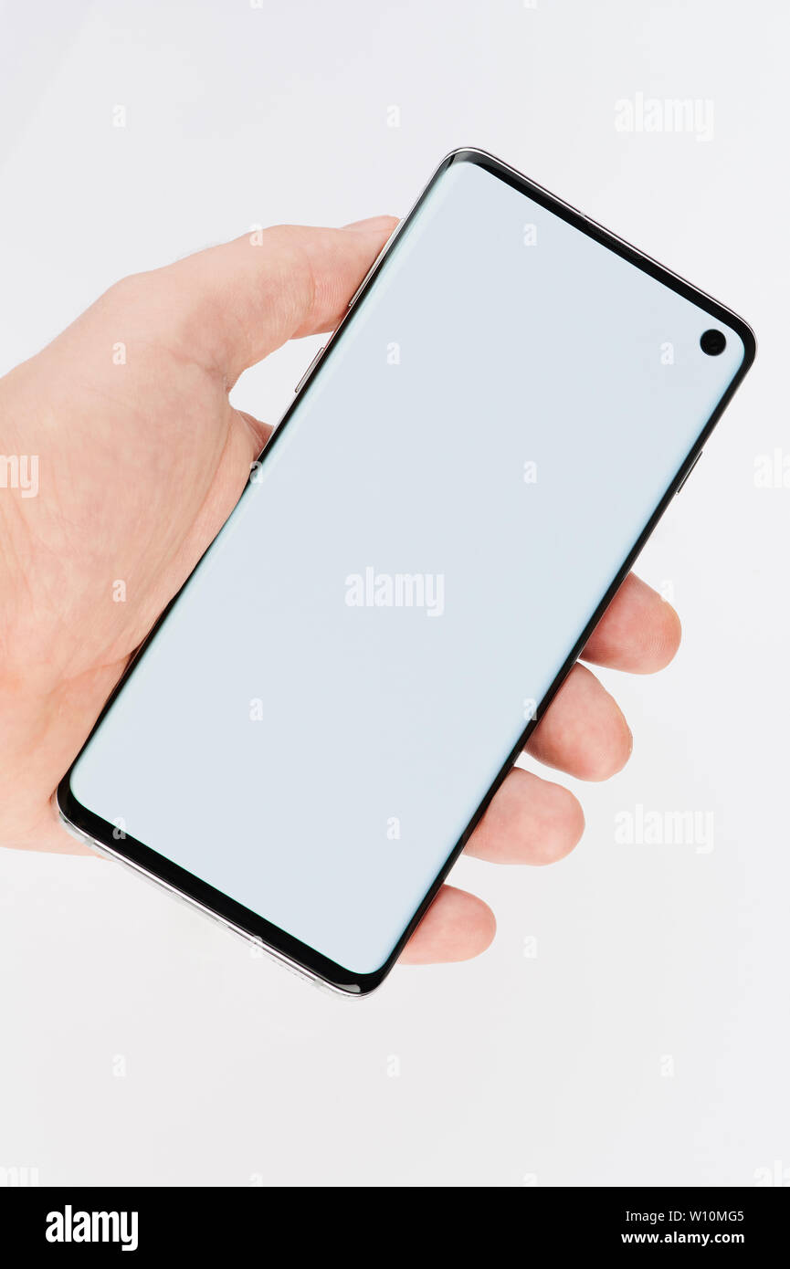 Moderne Smartphone in der Hand Palm auf weißem studio Hintergrund isoliert Stockfoto