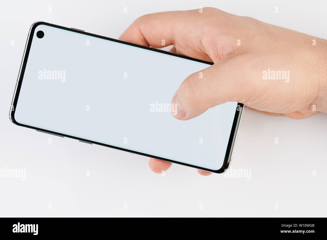 Die modernen Smartphone in einer Hand auf weißem Hintergrund Stockfoto