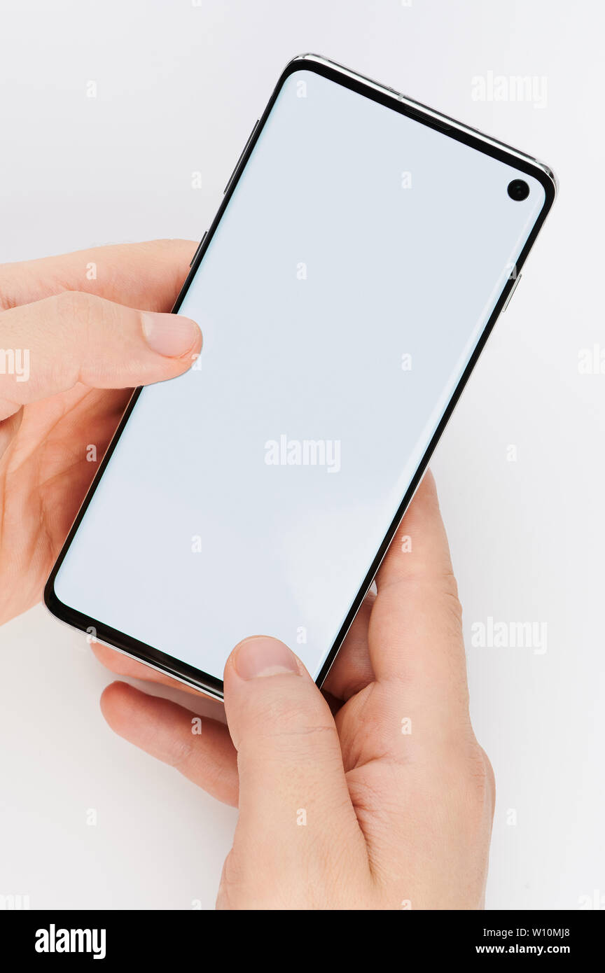 Smartphone mit sauberen Bildschirm in der Nähe zu sehen. Stockfoto