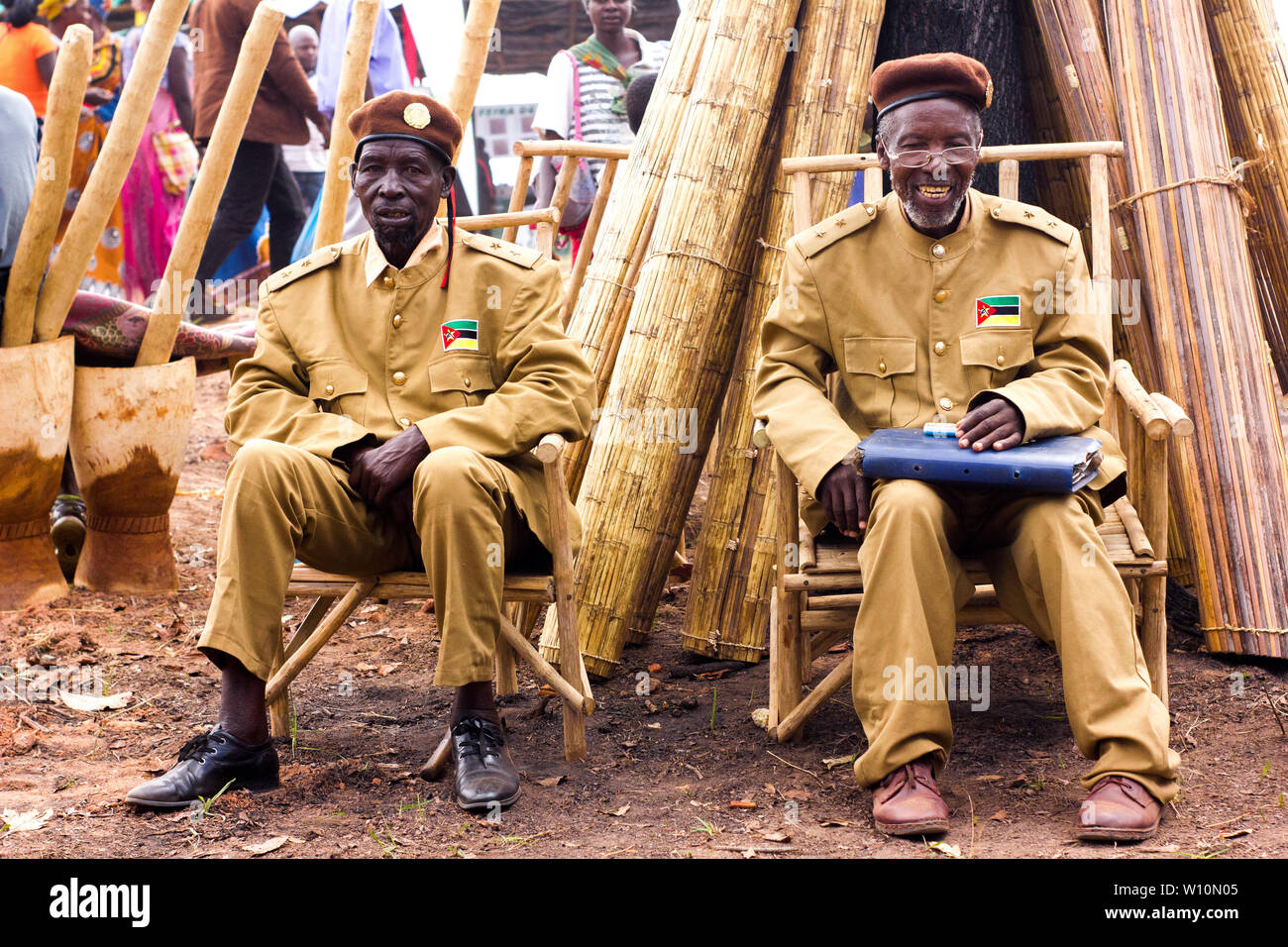 Zwei traditionellen afrikanischen Machthaber, die in offiziellen Kleidung Stockfoto