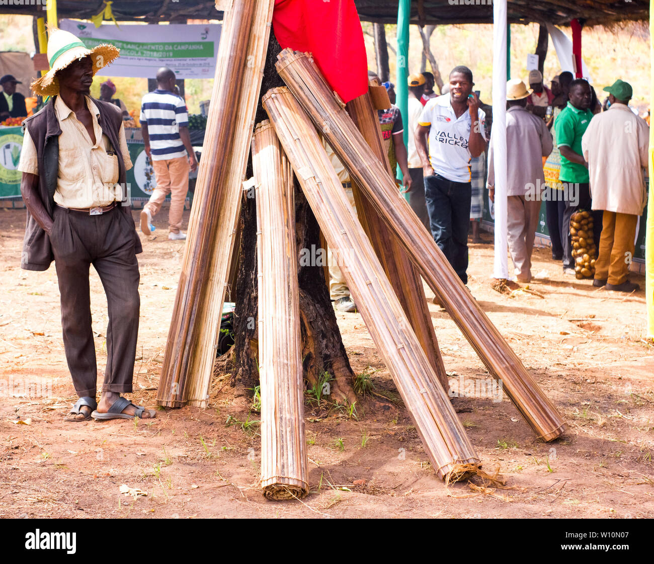 Afrikanische Verkäufer der Verkauf traditionellen afrikanischen Matten auf dem Markt. Stockfoto