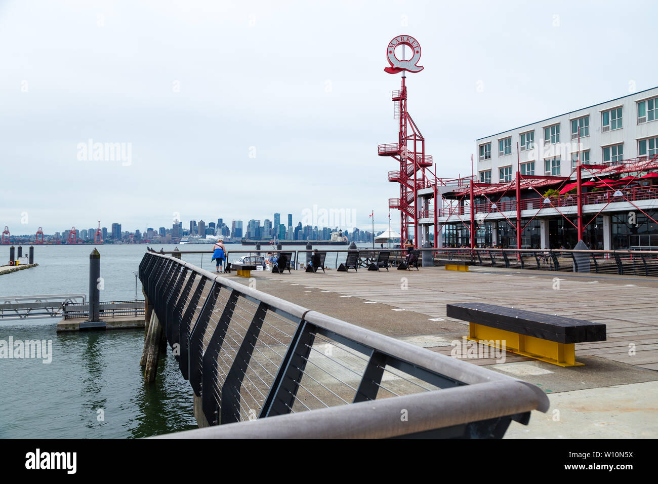 NORTH VANCOUVER, BC, KANADA - 9. JUNI 2019: Die Promenade in der Nähe der Werften am Lonsdale Quay öffentlichen Markt. Stockfoto