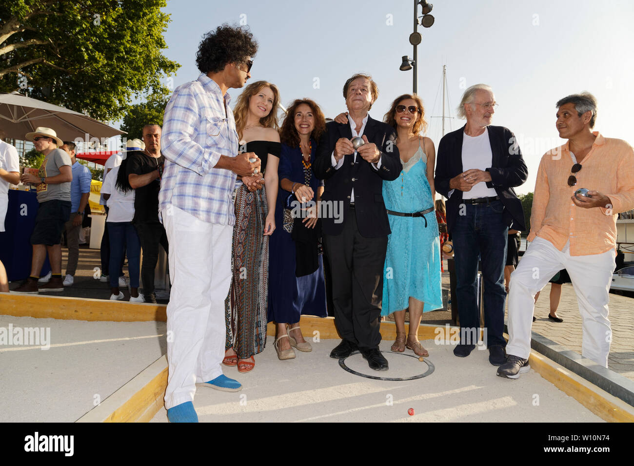 Paris, Frankreich. 27 Juni, 2019. Sébastien Folin, Isabel Otero, Daniel Lauclair, Marie Miamgioglou und Bernard Lecoq an der 7 "Trophée de La Pétanque. Stockfoto