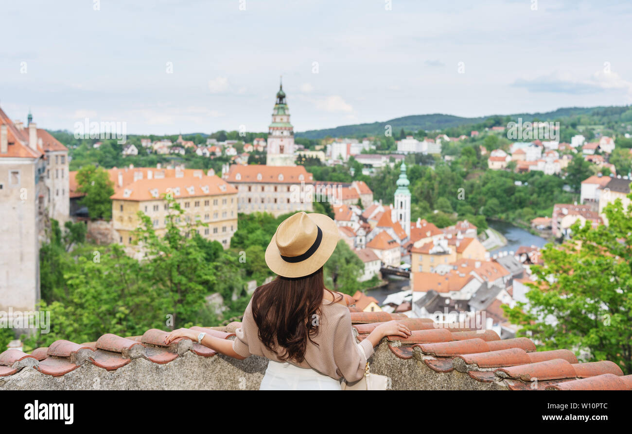 Junge reisende Frau in hat mit Blick auf die Stadt Cesky Krumlov, Tschechische Republik im Sommer. Reisen durch Europa im Sommer Stockfoto
