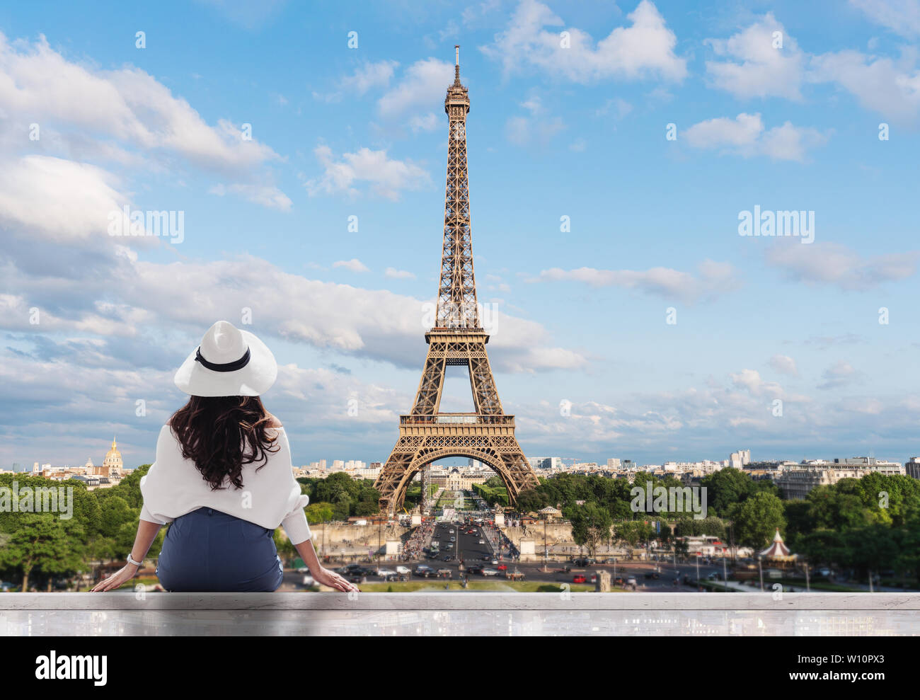 Junge reisende Frau in weißen Hut am Eiffelturm suchen, Wahrzeichen und Reiseziel in Paris. Stockfoto