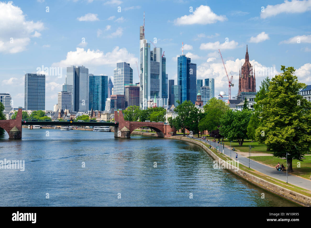 Waterfront Frankfurt am Main mit Gebäuden im Finanzdistrikt Stockfoto