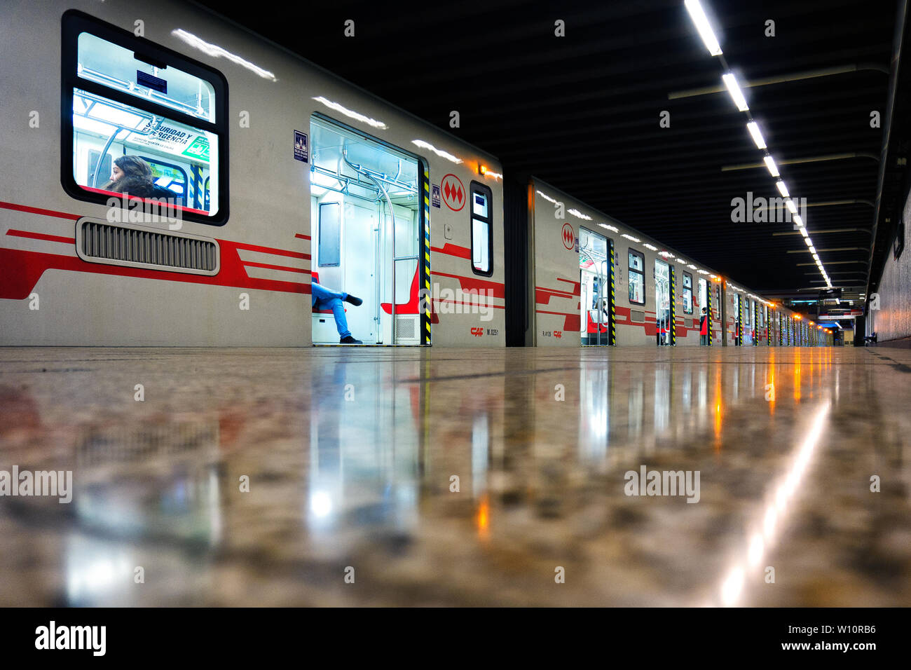 SANTIAGO, CHILE - Juli 2016: EINE U-Bahn von Santiago im Ecuador Station der Linie 1. Stockfoto